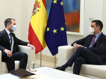 El vicepresidente de Meta, Javier Olivá, y el presidente del Gobierno, Pedro Sánchez, durante una reunión celebrada hoy en Madrid.