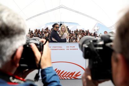 El presidente del jurado, el director de cine mexicano Alejandro González Iñárritu, posa junto a la actriz estadounidense Elle Fanning durante la presentación del jurado, este martes, en el Festival de Cannes (Francia).