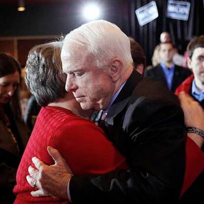 McCain abraza ayer a la madre de un <i>marine</i> muerto en Irak.