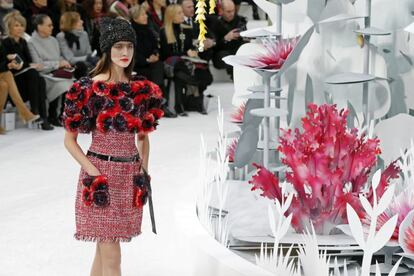 Su "mujer flor" del siglo XXI, una fórmula que citó el propio Lagerfeld y que remite inexorablemente al concepto popularizado por Christian Dior, vivió con Chanel una nueva estética. Los apuntes de naturaleza se expusieron en ostentosos lugares donde se elevaron exuberantes pétalos de tejido, como en los hombros o en la cintura, o se colaron por los más delicados detalles, como en unos puños abiertos por una cremallera que dejaron salir tules plisados de planta tropical.