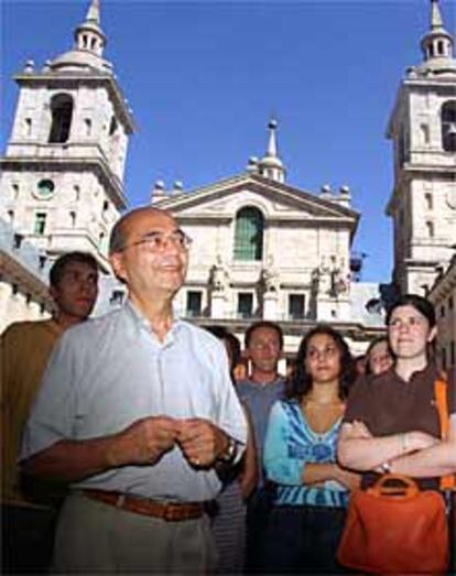 Henry Kamen, con sus alumnos, en el Monasterio de El Escorial.