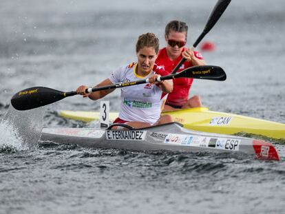 La española Estefania Fernandez, a la izquierda, y Madeline Schmidt, de Canadá, durante la final de K1 en el Mundial de Piragüismo, este domingo en Duisburgo (Alemania).