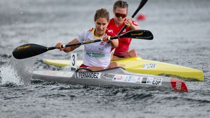 La española Estefania Fernandez, a la izquierda, y Madeline Schmidt, de Canadá, durante la final de K1 en el Mundial de Piragüismo, este domingo en Duisburgo (Alemania).