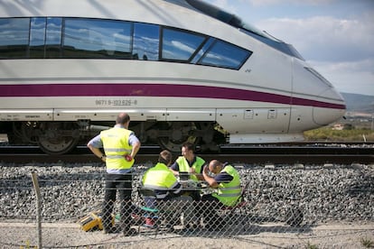 La interrupció de la circulació dels trens AVE de Catalunya entre les estacions de Camp de Tarragona i Figueres ha afectat un total de 40 trens i 13.000 persones que havien de viatjar. A la imatge, operaris d'Adif treballen al quilòmetre 568 per restablir la normalitat en la circulació de l'AVE.