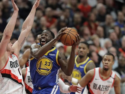 Draymond Green intenta superar a Leonard.