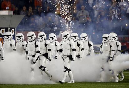 Stormtroopers durante o intervalo de uma partida entre Chicago Bears e Minnesota Vikings.