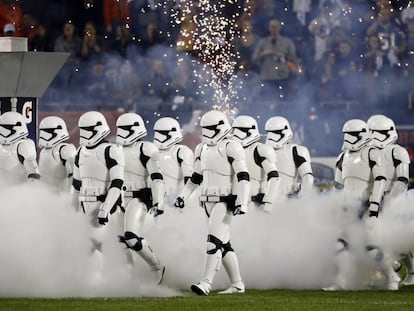 Stormtroopers durante o intervalo de uma partida entre Chicago Bears e Minnesota Vikings.