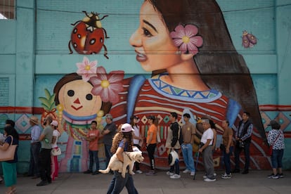 Ciudadanos se forman para ingresar a votar en Xochimilco.