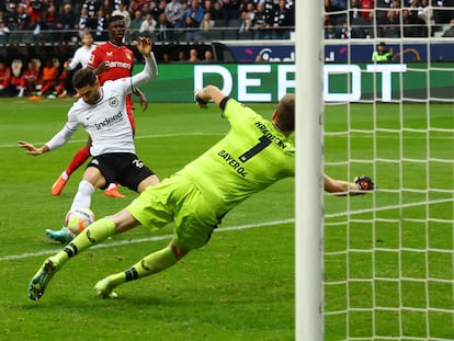 Lucas Alario anota para el Eintracht ante el Leverkusen este sábado.