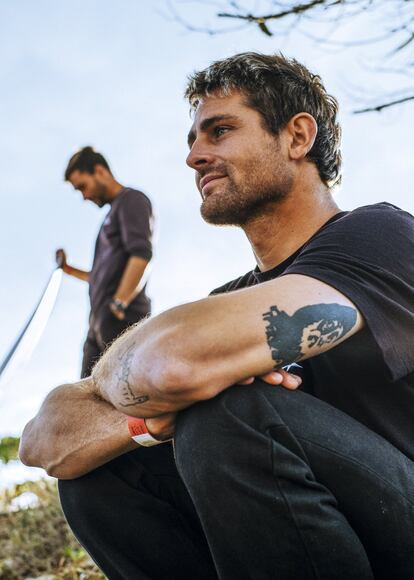 En primer plano, el gallego Gony Zubizarreta, capitán de la selección española de surf. Al fondo, su compañero de equipo el vasco Aritz Aranburu.