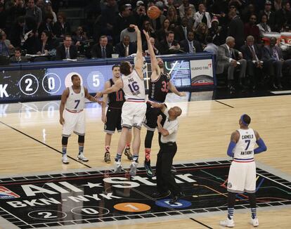 Los Gasol hicieron historia al ser los primeros hermanos en jugar un All Star Game como titulares. El Oeste ganó al Este por 163 a 158. En la imagen, los hermano Gasol, luchan por el balón.