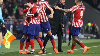 Simeone celebra con sus jugadores el tercer gol del Atlético al Sevilla, obra de Griezmann.