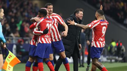 Simeone celebra con sus jugadores el tercer gol del Atlético al Sevilla, obra de Griezmann.