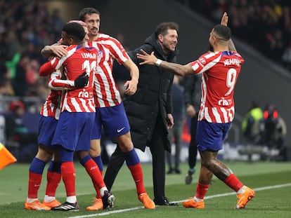 Simeone celebra con sus jugadores el tercer gol del Atlético al Sevilla, obra de Griezmann.