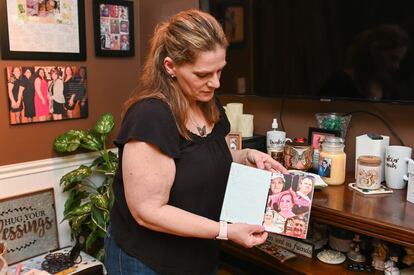 Elizabeth Fusco, en su casa de Freehold (Nueva Jersey), mostrando fotos de sus familiares el 23 de febrero.