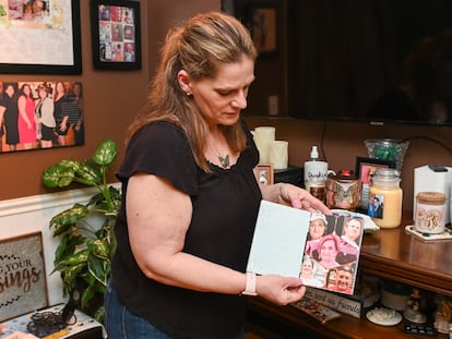 Elizabeth Fusco, en su casa de Freehold (Nueva Jersey), mostrando fotos de sus familiares el 23 de febrero.