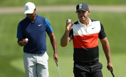 Koepka, y tras él Tiger Woods.