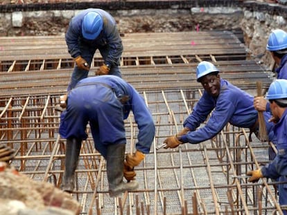 Los salarios pactados no remontan y se encaminan a una pérdida de seis puntos de poder de compra este año