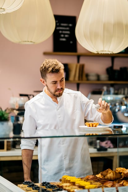 Craig Alibone en su pastelería y champanería del mismo nombre en Bodø (Noruega).