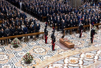 El féretro de Silvio Berlusconi, de madera de caoba hondureña, durante su funeral en la catedral de Milán, este miércoles.