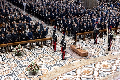 El féretro de Silvio Berlusconi, de madera de caoba hondureña, durante su funeral en la catedral de Milán, este miércoles.