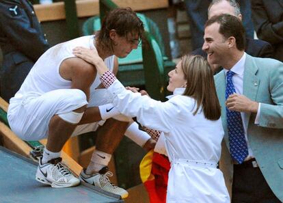 6 de julio de 2008. Los Príncipes de Asturias felicitan al tenista Rafael Nadal tras su triunfo ante el suizo Roger Federer en el torneo de Wimbledon en 2008.