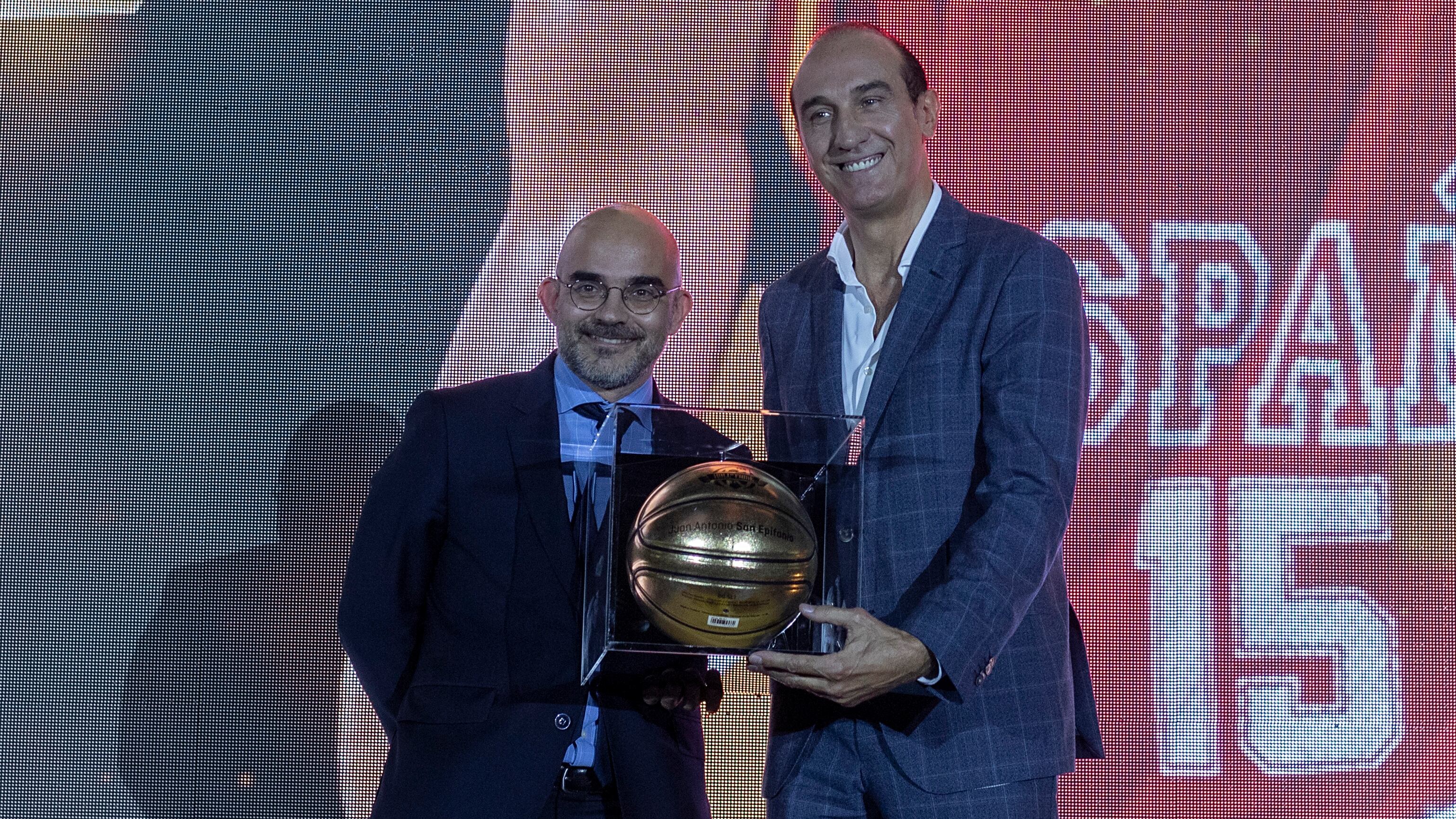 Carlos Núñez (a la izquierda), presidente de PRISA Media, y Juan Antonio San Epifanio 'Epi', durante la entrega de los premios.   