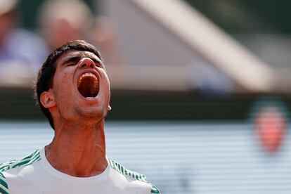 Alcaraz grita tras ganar el segundo set contra Djokovic.