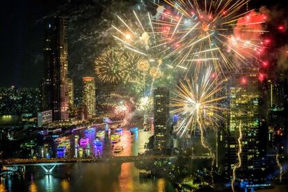 Fuegos artificiales iluminan Bangkok (Tailandia).