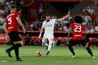  Karim Benzema dispara ante Rubén García y Aridane .