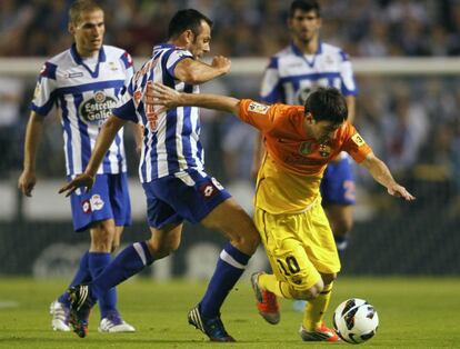 Carlos Marchena intenta parar a Messi en la jugada del ultimo gol.