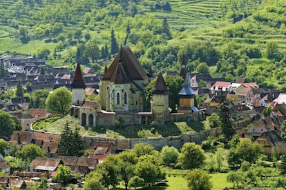 La iglesia fortificada de Biertan (en la foto), construida entre 1490 y 1516 siguiendo el estilo gótico tardío sajón imperante, con su doble línea de murallas, es uno de los siete templos fundados durante la Edad Media por los sajones transilvanos (comerciantes de origen alemán) y declaradas patrimonio mundial por la Unesco. Es uno de los lugares más populares de Transilvania, quizá por su especial significado y su característica arquitectura (forma un recinto protegido inconfundible que sigue el patrón de una granja familiar).