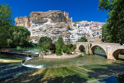 Lo monumental y la naturaleza se dan la mano en lugares tan mágicos como Alcalá de Júcar, declarado Conjunto Histórico Artístico y exponente de los múltiples encantos que albergan las localidades de Castilla-La Mancha.