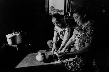 Rupesh Lamichane se levanta antes del amanecer para hacer las tareas de la casa. Luego va al colegio y al regresar continúa trabajando para la señora que le ofrece comida y alojamiento.