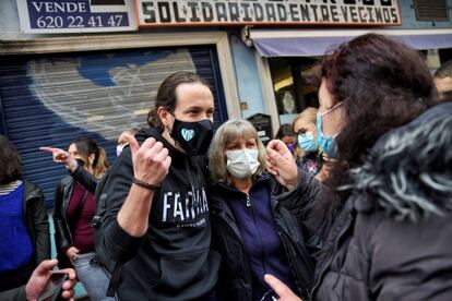 Pablo Iglesias, durante su visita este viernes al barrio de Entrevías, en Puente de Vallecas (Madrid).