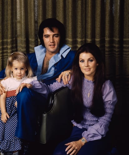 La vida de Lisa Marie, única hija del matrimonio, tampoco fue fácil. Se casó cuatro veces, la última con su guitarrista y productor musical Michael Lockwood, y antes lo hizo con el músico Danny Keough, el actor Nicholas Cage y con el rey del pop Michael Jackson. Madre de cuatro hijos, las gemelas Finley y Harper Lockwood, la actriz Riley Keough y el desaparecido actor Benjamin Keough, Lisa Marie vivió momentos tan complicados como la muerte de su propio hijo, que se quitó la vida a los 27 años. Según se ha podido saber recientemente tras la publicación de su biografía póstuma, conservó el cuerpo de su hijo durante dos meses en su propia casa.  
