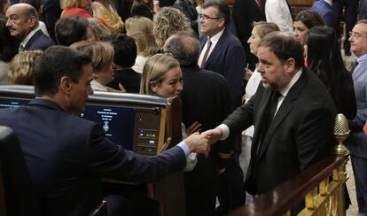 Pedro Sánchez saluda este martes a Oriol Junqueras desde su escaño del Congreso.