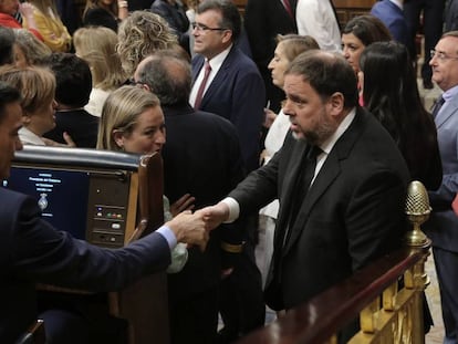 Pedro Sánchez saluda este martes a Oriol Junqueras desde su escaño del Congreso.