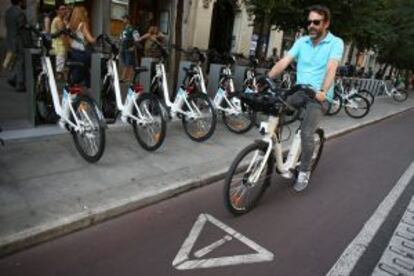 Un usuario de BiciMad, el servicio de bicicletas públicas de Madrid.