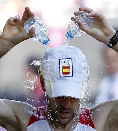 El atleta español Benjamín Sánchez se refresca durante la prueba olímpica de 50 kilómetros marcha.