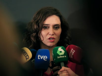 La presidenta de la Comunidad de Madrid, Isabel Díaz Ayuso, atiende a los medios durante su asistencia al Encuentro del Sector Financiero, celebrado este martes en Madrid.