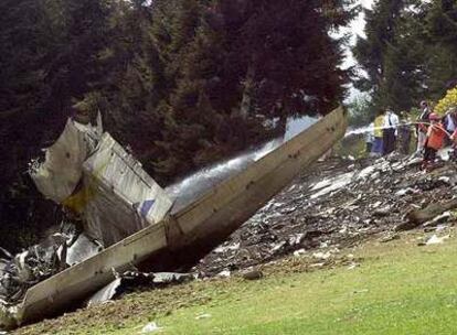 Bomberos turcos apagan brasas del incendio del Yak-42 tras estrellarse en Trabzon.