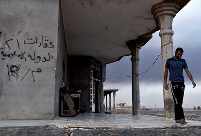 Uday Younis, de 29 años, era profesor en el pueblo de Haj Alí cuando una madrugada los yihadistas del ISIS entraron en la localidad. El profesor pasó de ser empleado del ministerio de educación iraquí a servir, por la fuerza, al de enseñanza del califato. Una pintada en el muro de su casa reza: “Propiedad 21- El Estado Islámico- M (Letra que designa a los musulmanes suníes herejes)”.