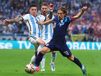 Enzo Fernández, (izquierda) y Alexis Mac Allister marcan a Luka Modric durante la semfinal contra Croacia en Qatar, el 13 de diciembre de 2022.