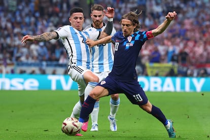 Luka Modric disputa el balón con Enzo Fernández durante el partido entre Argentina y Croacia de las semifinales del Mundial.