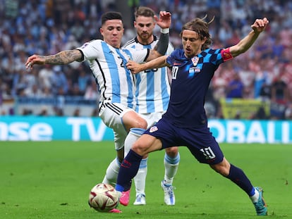 Modric disputa el balón con Enzo Fernández durante el partido entre Argentina y Croacia de las semifinales del Mundial.