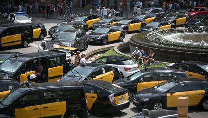 Els taxistes ocupin la Gran Via durant la vaga de fa dues setmanes.