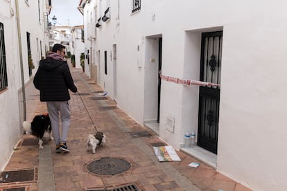 Vivienda donde ocurrió el crimen en la localidad malagueña de Benalmádena, este domingo.