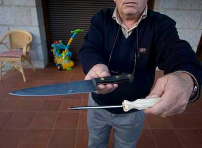 Ángel, un vecino de Colmenar Viejo, muestra las armas con las que fue intimidado en su chalé.