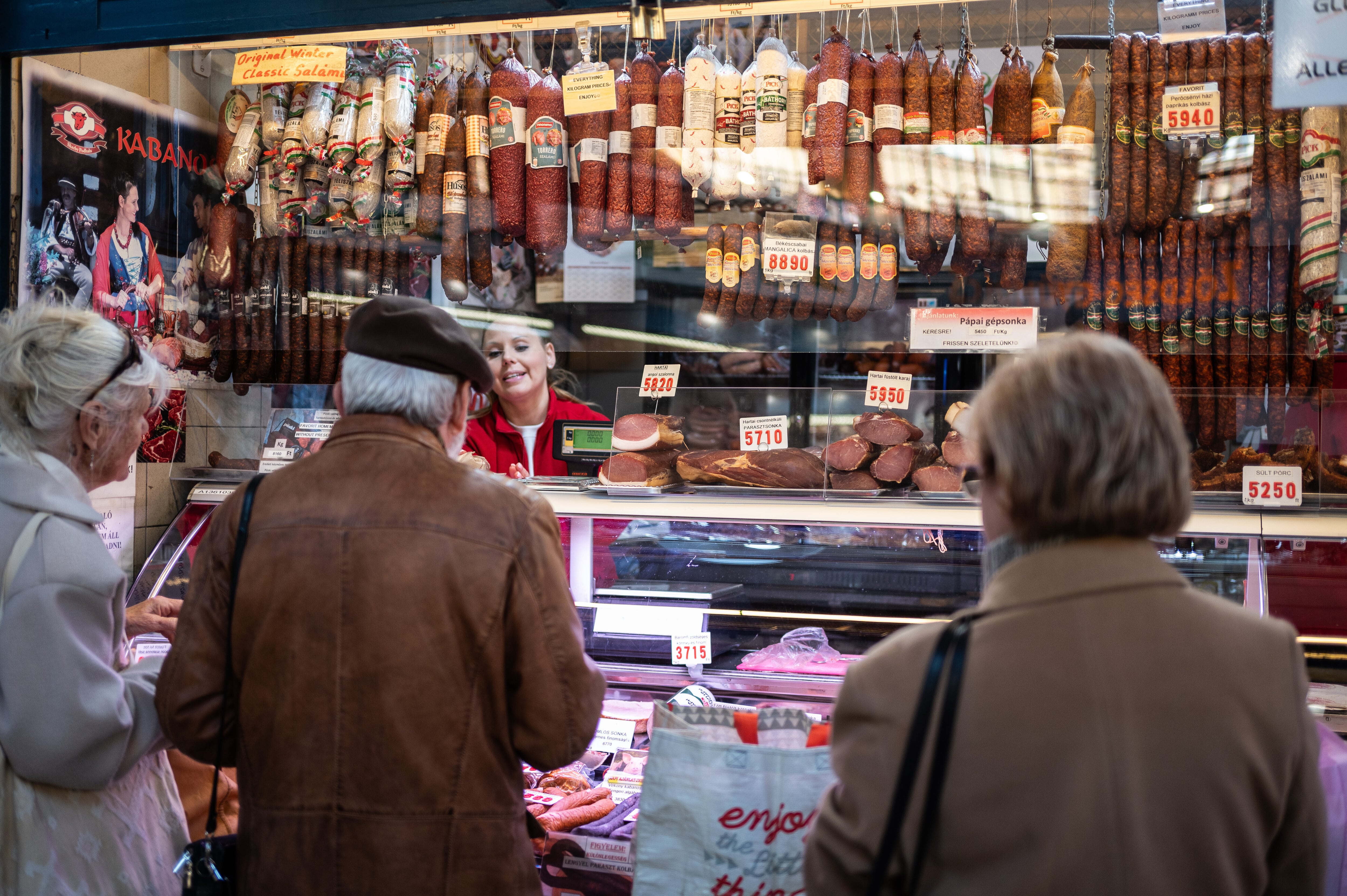 Algunas personas comprando en el mercado central de Budapest.